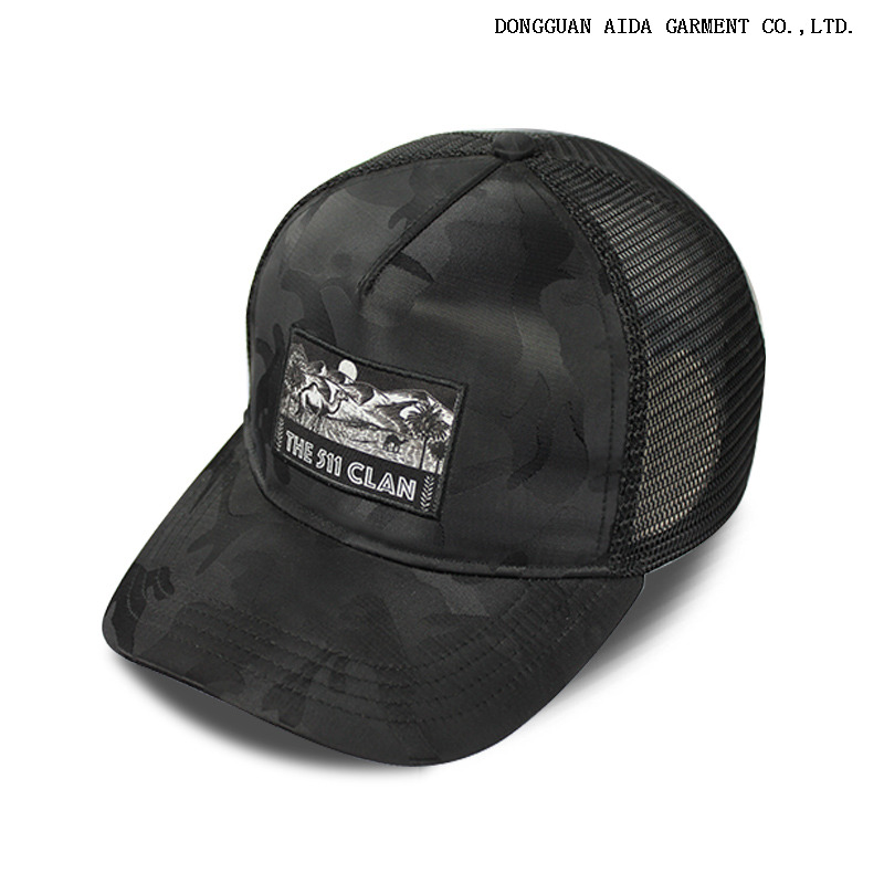 Wire mesh UV protection + Long brimmed sunshade + Adjustable head circumference (55 - 62 cm)