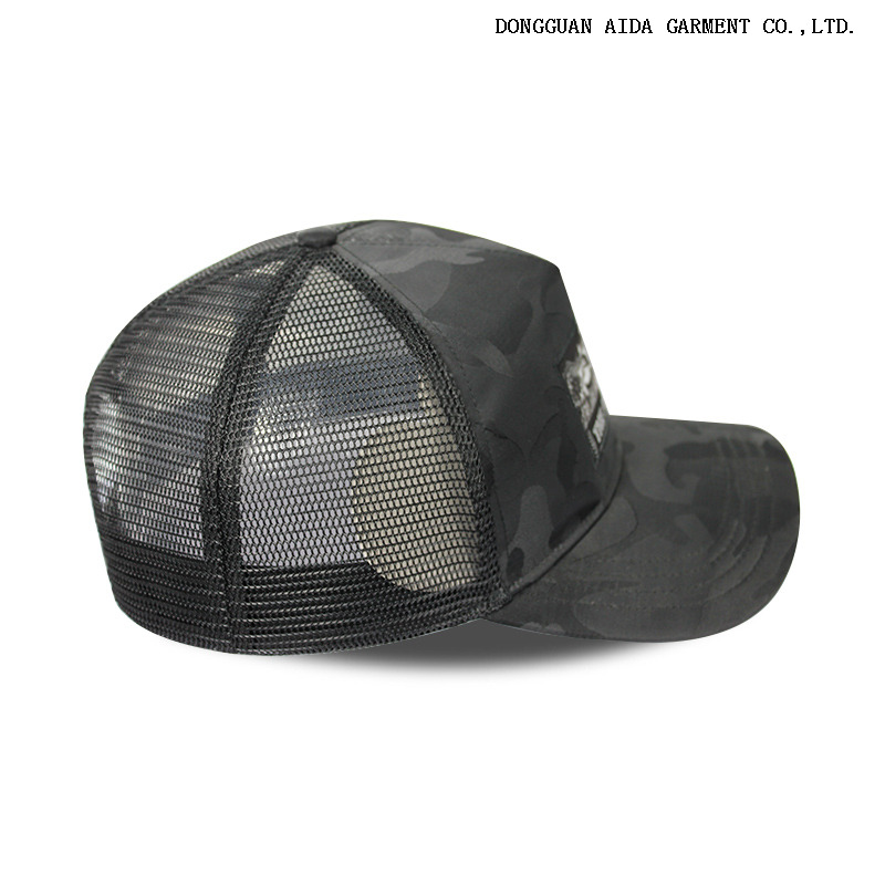 Wire mesh UV protection + Long brimmed sunshade + Adjustable head circumference (55 - 62 cm)