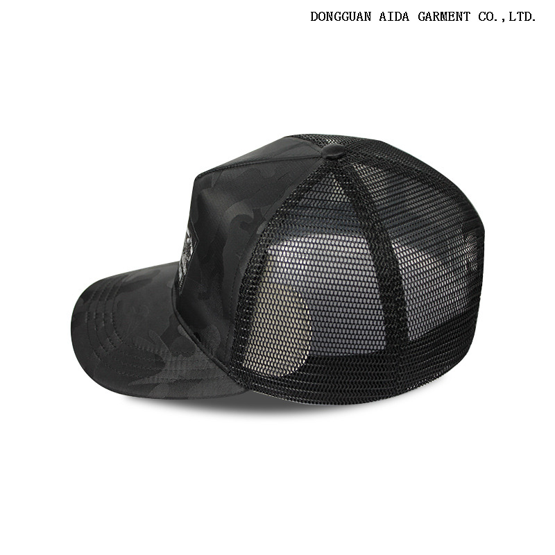 Wire mesh UV protection + Long brimmed sunshade + Adjustable head circumference (55 - 62 cm)