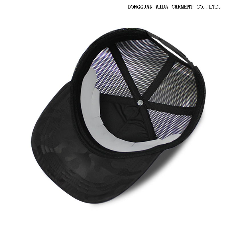 Wire mesh UV protection + Long brimmed sunshade + Adjustable head circumference (55 - 62 cm)